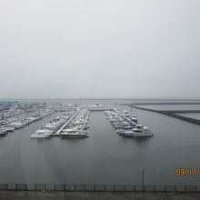 休憩スペースから眺めるヨットハーバー