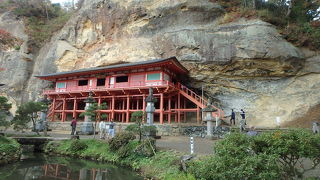 岩と一体化した珍しいお寺