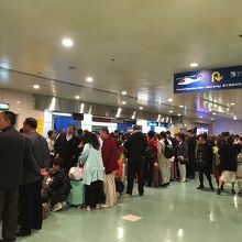 出国ゲートも大行列…