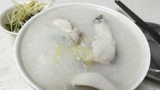 下町情緒あふれる店内に、しみじみ美味なお粥