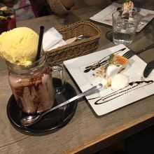 チョコレートフロートとチーズケーキ