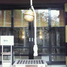 元三島神社の本社の奥の様子です。風が強いためかガラス張りです