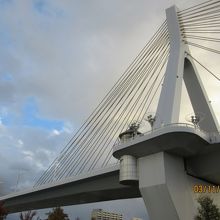 エーファクトリー先から見上げたブリッジ 