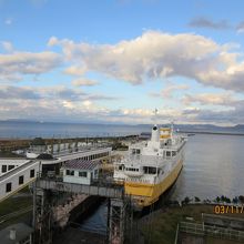 ブリッジの歩道から見た【八甲田丸】。