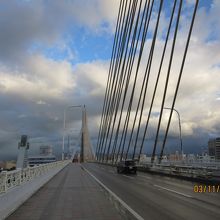 広い歩道と先に見えるアスパム