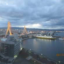 ライトアップされたブリッジと八甲田丸