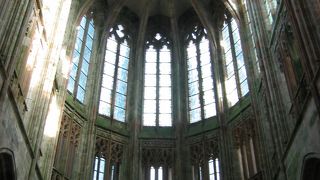 天井が高く、窓が多い