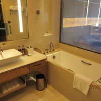 広くて綺麗なバスルーム、アメ二ティも豪華