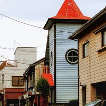 赤いトンガリ屋根の根津教会