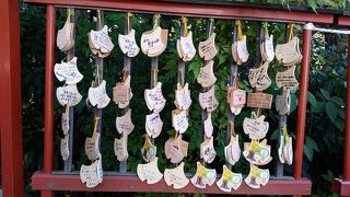 赤い鳥居が目立ちました