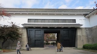 分厚い門のような櫓