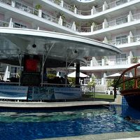 新館側。プールバーも