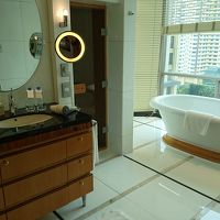 プールを眺められるバスタブ