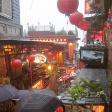 傘で賑わう九分