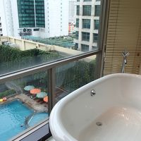 バスルームからのプールエリア