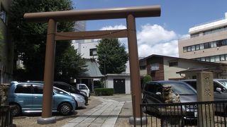 歴史があるような新しいような神社です