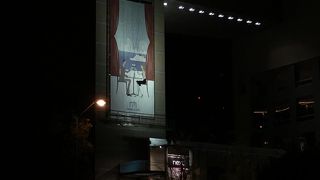 桜木町の駅のそば、ワシントンホテルがあるビル