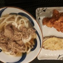 牛肉うどん、さつまいも天、鶏の唐揚げ