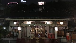 商店街の一角にある