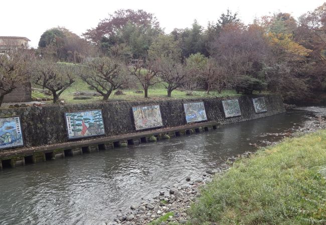 小鮎川の護岸壁画