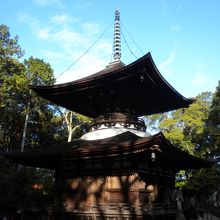 石山の上に聳えています