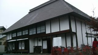 かなり古くて、江戸時代の農家造りです