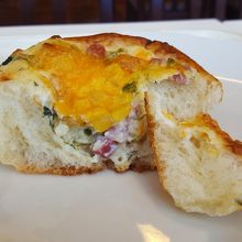 パンをちぎってみました。クリーミーで暖かくて、美味。