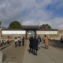 桜門の内側に見える天守閣