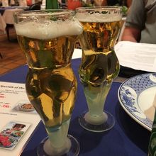 ユニークなグラスに注がれたビール