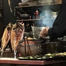 見るからに美味しそうな炉ばたの魚たち