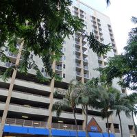 クヒオ通りに面していて、１階にI-HOP、ホテルから直接行か