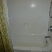 大き目のバスタブ、シャワーも固定ではないので使いやすい