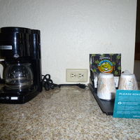 コーヒーは毎日補充してくれます。この台の下に冷蔵庫があります