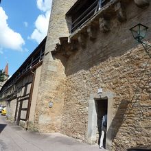 通用口のような狭い出入り口があります