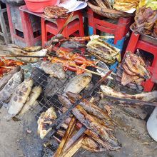 魚を焼いている屋台