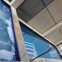 小さめのプールとジャグジー。タオルはフロントで貸してくれます