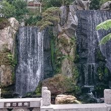 入口を入って右手にある滝