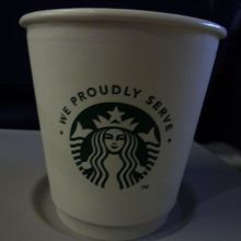 スターバックスのコーヒー　ちょっと濃いめだけれど朝はうれしい