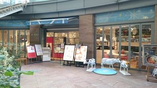 オシャレな外観とパンケーキ