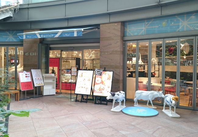 オシャレな外観とパンケーキ