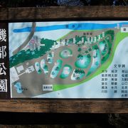 ”日本最古の温泉記号”の石碑があります