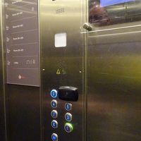 エレベーターは鍵をかざし、宿泊階のみに止まるシステム