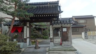 芋堀藤五郎の石碑がそばにありました。