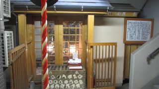 月島のもんじゃストリートに面したビルの中にある観音様です