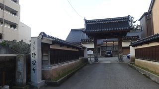 門の下が石像になっていました。