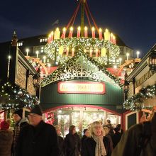 クリスマス用小物専門店。一度に入れる人数を制限していて安心。