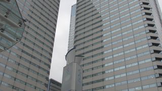 低層階にはいくつかの飲食店がありますが・・・