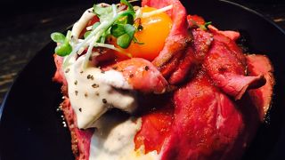 山盛りのローストビーフ