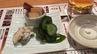 西鶴の本店活気があります。