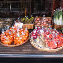 縁側で野菜・果物が売られていました